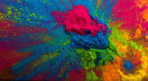 Abstrakt färgglada glad Holi bakgrund. Färg pulserande pulver på trä. Damm färgade stänk textur. Lägenheten låg holi måla dekoration — Stockfoto