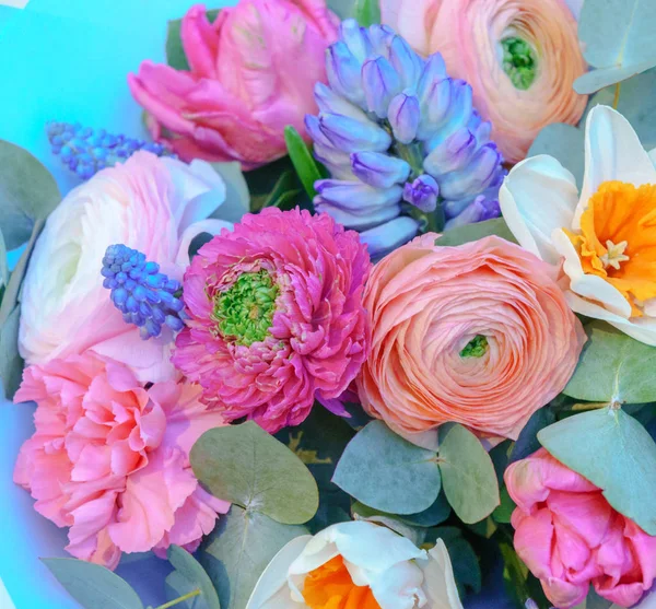 Bruiloft bloemen, bruids boeket close-up. Decoratie van rozen, pioenen en sierplanten, close-up — Stockfoto
