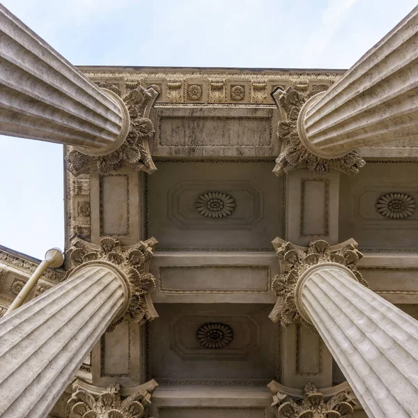 Старинная колонна здания суда — стоковое фото