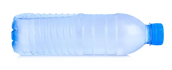 Plastic fles van het drinkwater geïsoleerd op een witte achtergrond. Transparant blauw object — Stockfoto