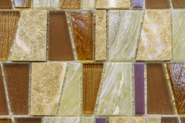 Moderna glas mosaik bakgrund. Blanda färgmönster för dekoration. Textur kakel ytan av badrum eller köksgolv och väggar design inredning — Stockfoto