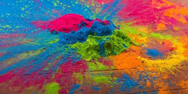 Kolorowe tło Happy Holi. Kolor wibrujący proszku na drewno. Pył kolorowy tekstury splash. Mieszkanie świeckich holi farba ozdoba — Zdjęcie stockowe