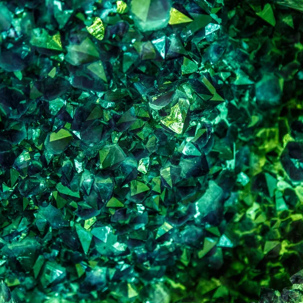 Smaragd, safír nebo turmalín zelené krystaly. Drahokamy. Minerální krystaly v přirozeném prostředí. Izolované kámen drahocenné krystaly na bílém pozadí. — Stock fotografie