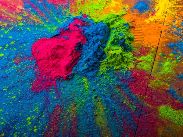 Astratto sfondo colorato Happy Holi. Colore polvere vibrante su legno. Polvere colorata schizzi texture. Flat lay holi decorazione della vernice — Foto Stock