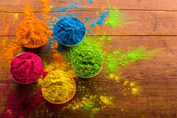 Holi färgpulver. Ekologiska Gulalfärger i skål för Holi festival, Hinduisk tradition festlig — Stockfoto