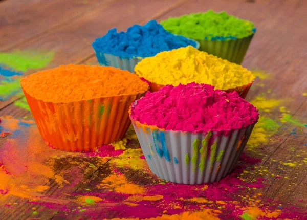 Holi színű por. Organikus Gulal színek tálban Holi fesztivál, Hindu hagyomány ünnepi — Stock Fotó