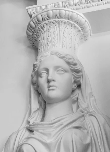 Posąg kobiety. Marmurowa rzeźba popiersie kobiece. Kariatyda barwione rzeźba zdobi stary elewacji domu — Zdjęcie stockowe