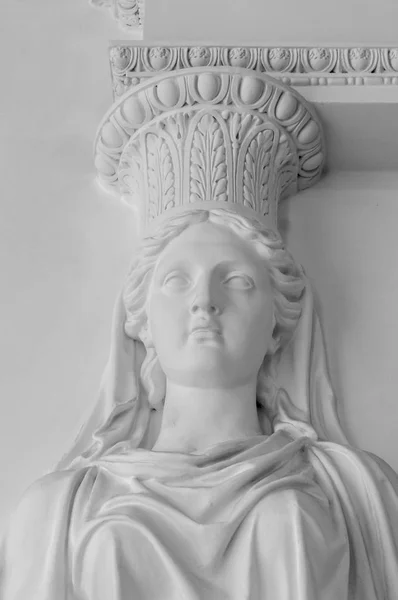 Статуя женщины. Мраморная скульптура женского бюста. Кариатидская витражная скульптура украшает старый фасад дома — стоковое фото