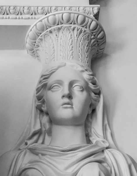 Estatua de mujer. Busto femenino de escultura de mármol. Caryatid escultura manchada adorna la antigua fachada de la casa — Foto de Stock