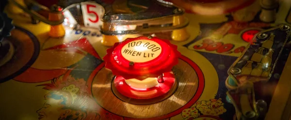 Budapešť, Maďarsko - 25. března 2018: Pinball game museum. Pinball stroj stůl zblízka pohled na retro vintage míč pasáž — Stock fotografie