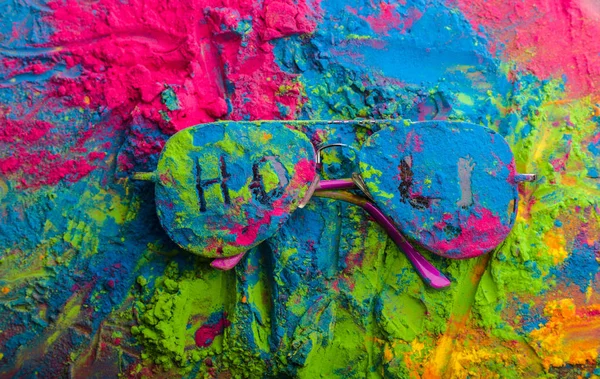 Holi poudre de couleur sur les lunettes de soleil. Couleurs de Gulal bio sur lunettes pour le festival Holi, tradition hindoue festive — Photo