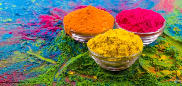 ホリ色の粉末.ホリ祭り、ヒンズー教の伝統的なお祝いのためのボウルにオーガニックガラル色。鮮やかな鮮やかな顔料のクローズアップ — ストック写真