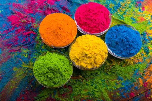 Polvo de color Holi. Colores orgánicos Gulal en cuenco para el festival Holi, tradición hindú festiva. Primer plano brillante del pigmento vibrante — Foto de Stock