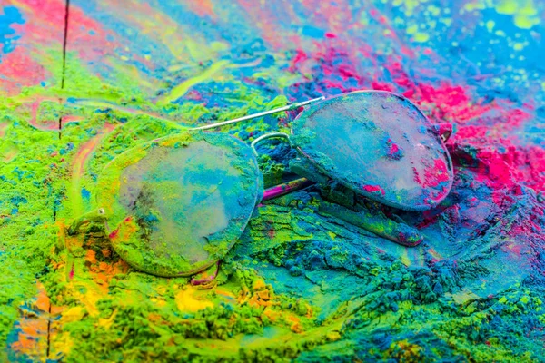 Holi color powder on sunglasses. Organic Gulal colours on eyeglasses for Holi festival, Hindu tradition festive — Stock Photo, Image