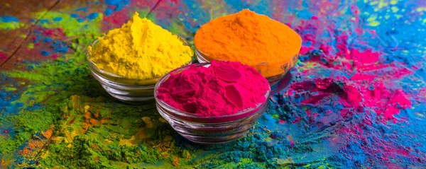 Holi color powder. Organic Gulal colours in bowl for Holi festival, Hindu tradition festive. Bright vibrant pigment closeup — Stock Photo, Image