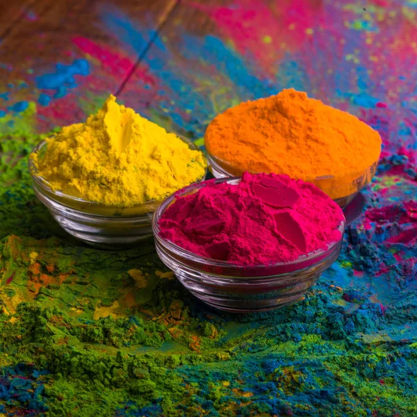 Polvo de color Holi. Colores orgánicos Gulal en cuenco para el festival Holi, tradición hindú festiva. Primer plano brillante del pigmento vibrante —  Fotos de Stock
