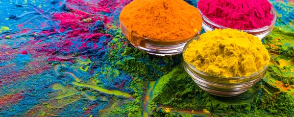 Polvo de color Holi. Colores orgánicos Gulal en cuenco para el festival Holi, tradición hindú festiva. Primer plano brillante del pigmento vibrante — Foto de Stock