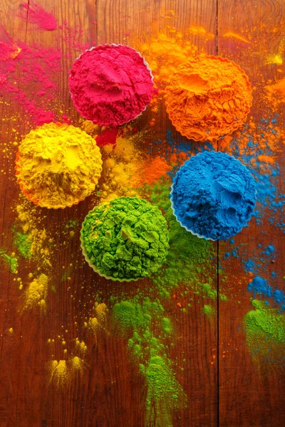 Polvo de color Holi. Colores orgánicos Gulal en cuenco para el festival Holi, tradición hindú festiva — Foto de Stock