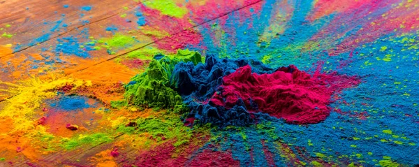 Abstract kleurrijk gelukkige Holi achtergrond. Kleur levendige poeder op hout. Stof gekleurde splash textuur. Plat lag holi verf decoratie — Stockfoto