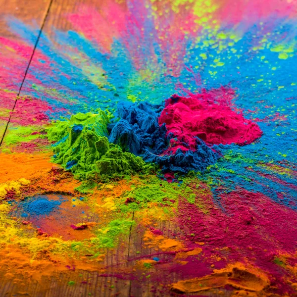 Kolorowe tło Happy Holi. Kolor wibrujący proszku na drewno. Pył kolorowy tekstury splash. Mieszkanie świeckich holi farba ozdoba — Zdjęcie stockowe