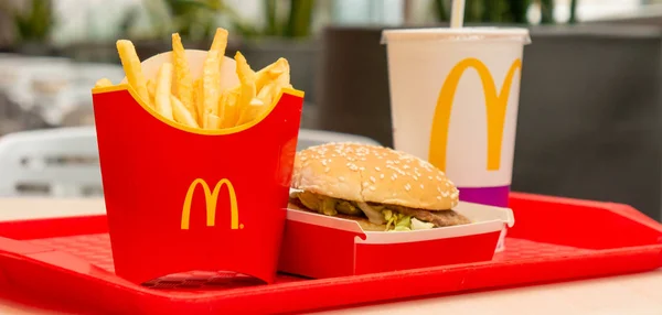 Moskau, russland, 15. märz 2018: mcdonald 's big mac hamburger menu, Pommes frites und coca cola. Fast Food. Imbiss im Café Abendessen — Stockfoto