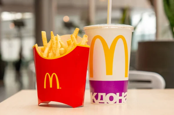 Moskau, russland, 15. märz 2018: mcdonald 's big mac hamburger menu, Pommes frites und coca cola. Fast Food. Imbiss im Café Abendessen — Stockfoto