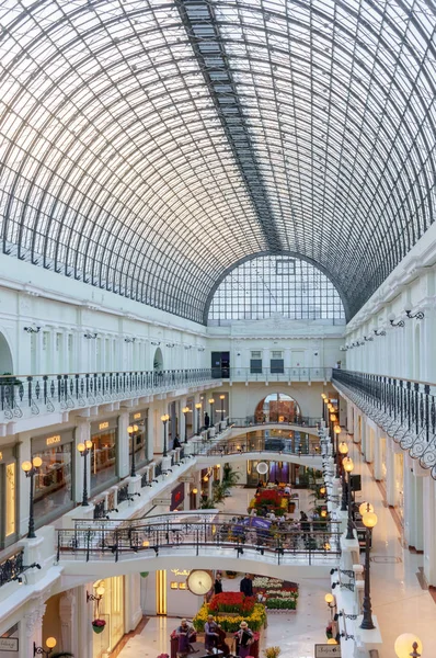 Rusko, Moskva, 3. března 2019: Petrovsky passage Store. Ulice Petrovka, 10. Skleněná střecha architektura detail. Galerie obchodu — Stock fotografie