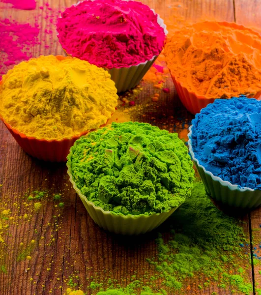 Holi colors in clay pot herbal colors made with flowers — Stock Photo, Image