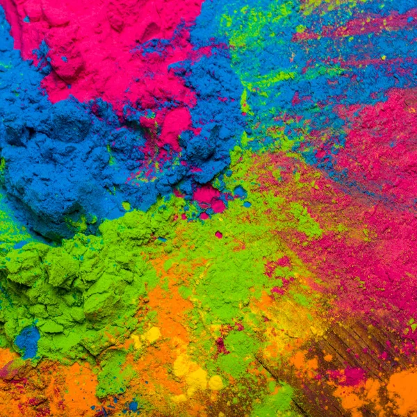 Holi Festa colorata di vernici colorate di polveri e polvere. sfondo colorato. Vacanza colori vivaci per l'intrattenimento — Foto Stock