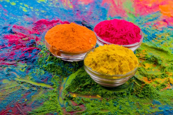 Colorat Holi pulbere în cești pe masă de lemn rustic alb. Vizualizare de sus cu spațiu de copiere — Fotografie, imagine de stoc