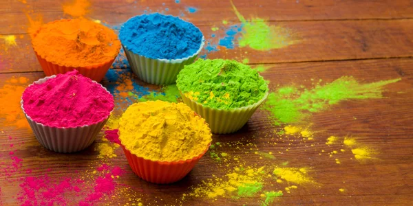 Färgglada pulver till salu på festliga tillfälle Holi i Indien. Färgglada indiska pulver bakgrund — Stockfoto