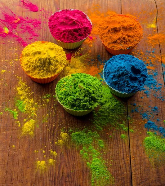 Polvo colorido para la venta en la occassión festiva de Holi en la India. Fondo de polvo indio colorido — Foto de Stock