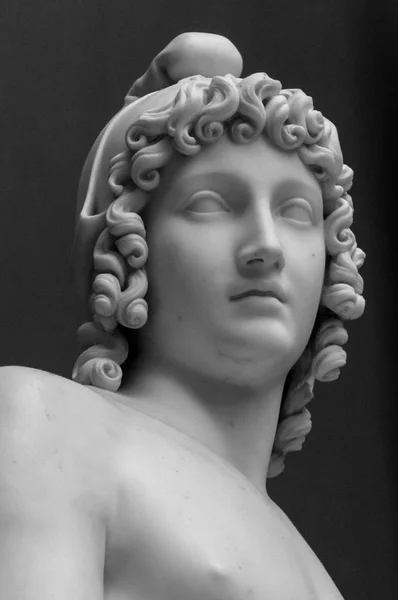 Oude marmeren portret buste. Hoofd man standbeeld. Antieke beeldhouwkunst — Stockfoto