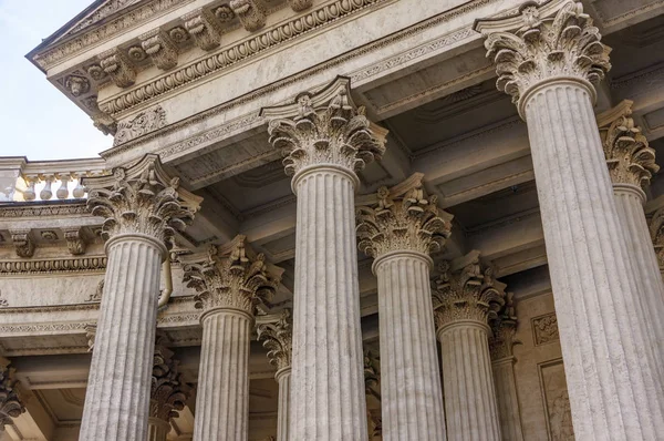 Supreme Court van de Verenigde statengebouw front entree met een schilderachtig uitzicht op de kolommen en stappen onder heldere zomer zon in Washington DC, USA — Stockfoto