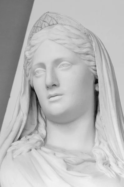 Cabeça de mármore branco de mulher jovem. Estátua de uma mulher no estilo antigo. Escultura antiga de cara de senhora — Fotografia de Stock