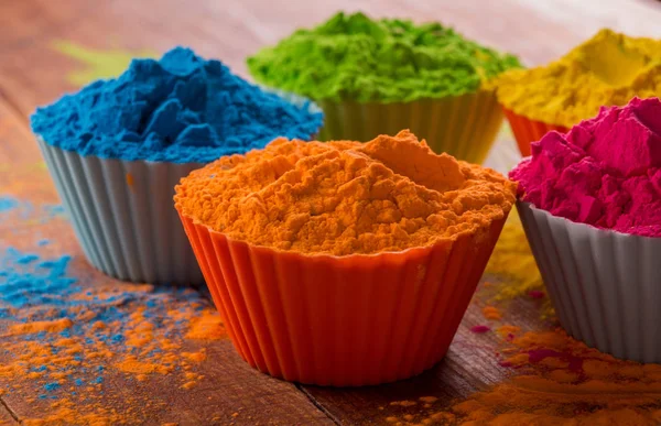 Holi farvepulver. Økologisk Gulal farver i skål til Holi festival, Hindu tradition festlig - Stock-foto