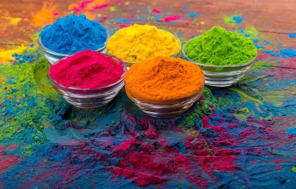 Polvo de color Holi. Colores orgánicos Gulal en cuenco para el festival Holi, tradición hindú festiva — Foto de Stock