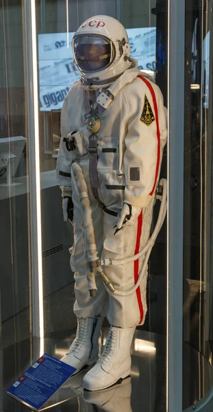 Moskwa, Rosja - 28 listopada 2018: Rosyjski astronauta skafander kosmiczny Yastreb w moskiewskim muzeum kosmicznym, który został specjalnie opracowany dla wczesnych misji kosmicznych Sojuz — Zdjęcie stockowe