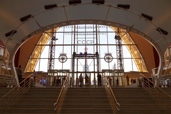 Moskwa, Rosja - 28 listopada 2018: Wnętrze wystawy w pawilonie miejsca w Muzeum sztuki nowoczesnej Vdnh. eksploracji kosmosu rosyjski — Zdjęcie stockowe