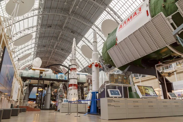 Moscow, Russia - November 28, 2018: Interior exhibition in the Space pavilion at VDNH. Modern museum of russian cosmos exploration — Stock Photo, Image