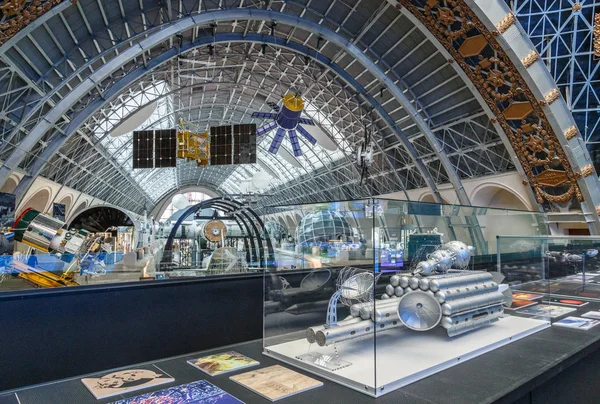 モスクワ, ロシア連邦 - 2018 年 11 月 28 日: ロシアの宇宙探査の Vdnh、モダンな美術館でスペース パビリオンのインテリア展覧会 — ストック写真