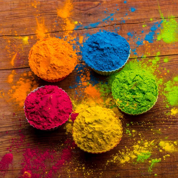 Polvo de color Holi. Colores orgánicos Gulal en cuenco para el festival Holi, tradición hindú festiva. Primer plano brillante del pigmento vibrante —  Fotos de Stock