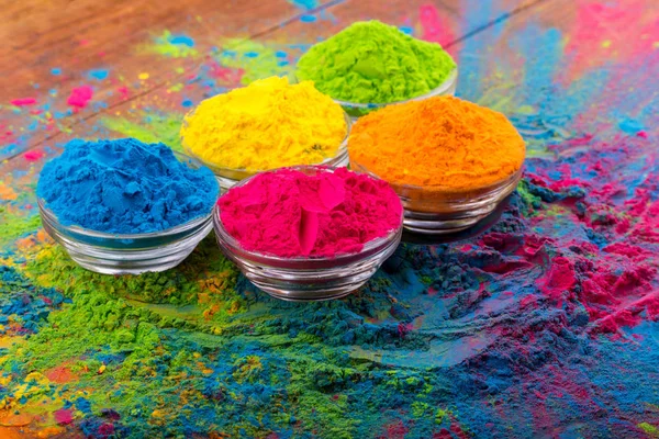 Holi renk pudrası. Holi festivali için kapta organik Gulal renkleri, Hindu geleneği. Parlak canlı pigment yakın plan — Stok fotoğraf