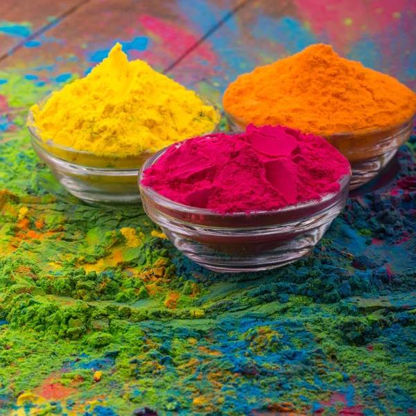 Holi färgpulver. Ekologiska Gulalfärger i skål för Holi festival, hinduisk tradition festlig. Ljus vibrerande pigment närbild — Stockfoto