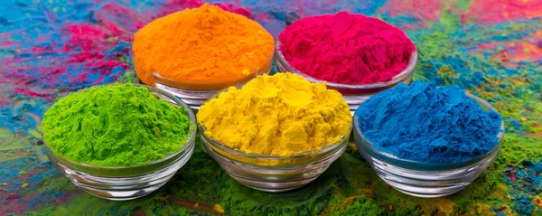 Holi kleurpoeder. Organische Gulal kleuren in schaal voor Holi festival, Hindoe traditie feestelijk. Heldere levendige pigment close-up — Stockfoto