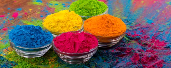 Pó de cor Holi. Orgânica Gulal cores na tigela para o festival Holi, hindu tradição festiva. Closeup de pigmento vibrante brilhante — Fotografia de Stock