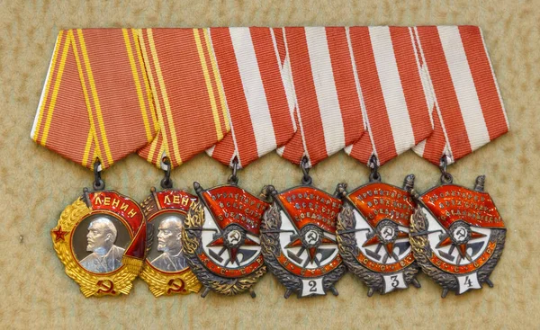 Moscú, Rusia - 23 de enero de 2019: Museo Central de las Fuerzas Armadas. Diferentes premios, órdenes y medallas en el uniforme de soldado del ejército ruso — Foto de Stock