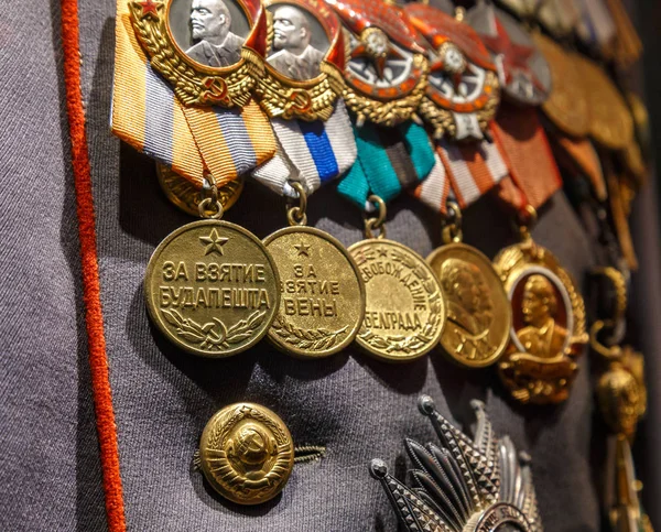 Moscú, Rusia - 23 de enero de 2019: Museo Central de las Fuerzas Armadas. Diferentes premios, órdenes y medallas en el uniforme de soldado del ejército ruso — Foto de Stock