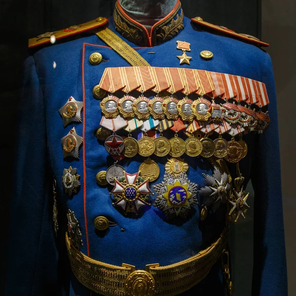 Moskva, Ryssland-23 januari, 2019: centrala försvars makten Museum. Olika utmärkelser, beställningar och medaljer på den ryska armén soldat Uniform — Stockfoto