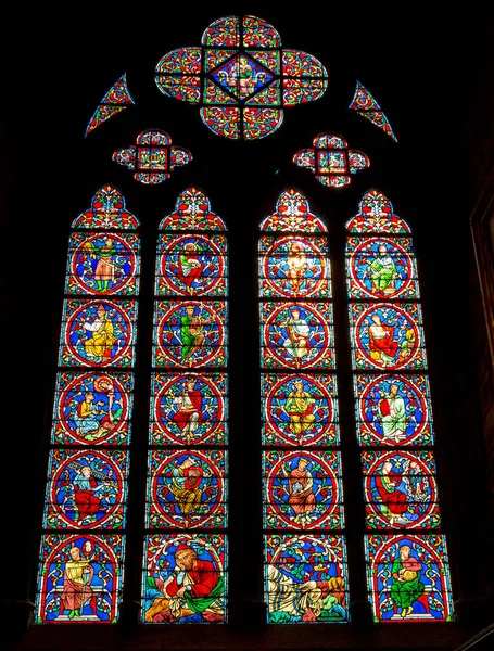 Paris, Frankrike, 27 mars, 2017: fönster med målat glas i Notre Dame-katedralen. Notre Dame-kyrkan är en av de främsta turist attraktionerna i Paris. Innanför det gamla gotiska landmärke i Paris — Stockfoto